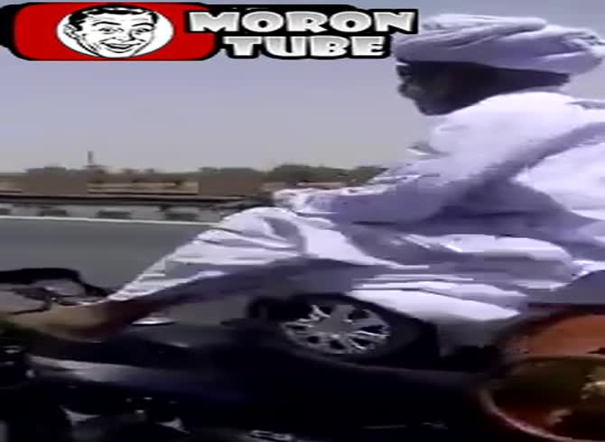 Video :This elderly man rides his motorcycle in a humorous manner